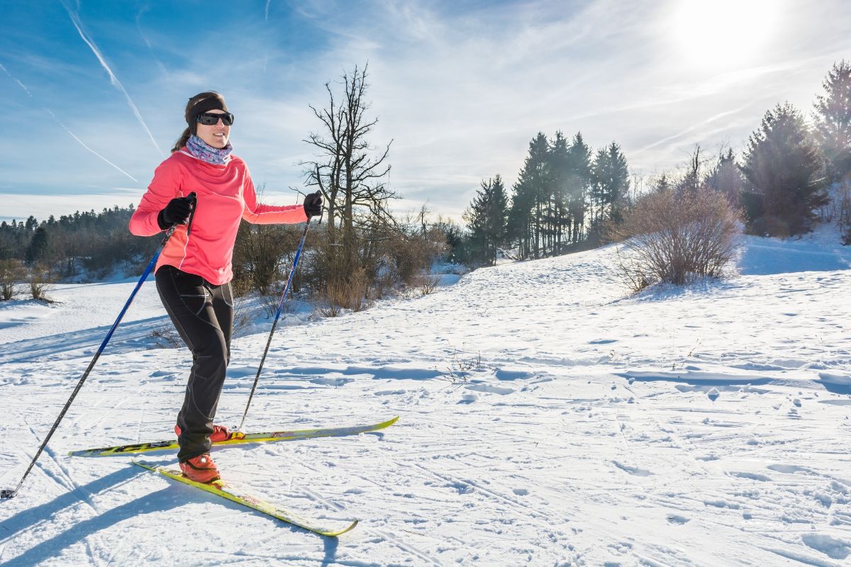 Woman's skier on cross-country ski.