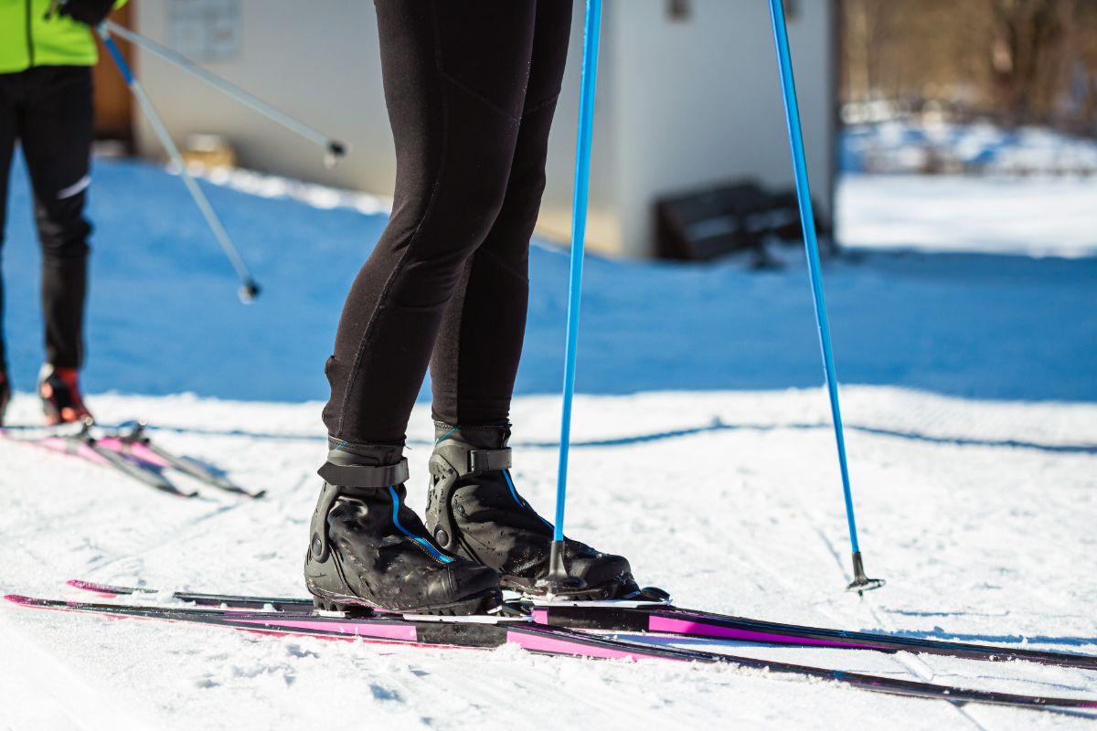 Skier wearing black legging while skiing.